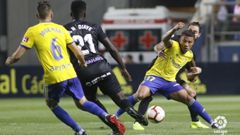 Darwin Mach�s protege un bal�n ante Cifu en el C�diz-M�laga