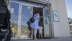 Una ni�a entra en la escuela infantil de A Gali�a Azul en Boiro al inicio de este curso 2021