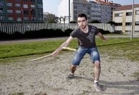 Sergio Caama�o, haciendo una demostraci�n de lanzamiento de billarda en O Chor�s .