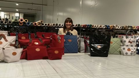 Ana Mahía muestra los bolsos TGM que ya ha creado para Toldos Gómez, pensados tanto para ir de viaje como a la playa o la compra, incluso para transportar mascotas. Las piezas, hechas de forma individual y con textiles de gran resistencia, tienen un precio que oscila entre los 40 y los 55 euros (más IVA). La diseñadora y responsable de márketing de la empresa arzuana ya tiene entre manos otro proyecto creativo a nivel familiar.