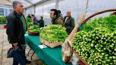 Cestas con madas de grelos que se presentaron al concurso de la Feira de As Pontes.