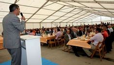Blanco, presidente de la cooperativa, dirigi�ndose ayer a los 900 socios presentes.