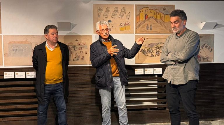Vladimir Moreno, no centro da imaxe, na inauguraci&oacute;n de &laquo;E ademais debuxan&raquo;