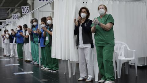Aplausos por el D�a de la Enfermer�a en el centro de vacunaci�n de Expocoru�a
