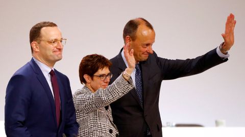 Annegret Kramp-Karrenbauer, flanqueada por dos de sus rivales a Jens Spahn y Friedrich Merz