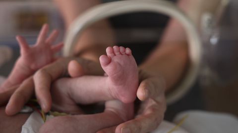 Un bebé en una incubadora cerrada.