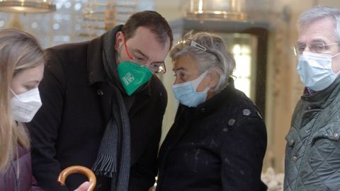 El presidente de Asturias, Adri�n Barb�n, y la alcaldesa de Gij�n, Ana Gonz�lez, presencian las labores de bomberos y sanitarios en el Colegio San Vicente de Pa�l