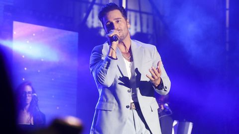 El artista, cantando en la plaza de Armas de Ferrol hace unas semanas.