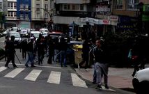 En la imagen, un grupo de radicales con palos y barras en el exterior del bar El Pescador