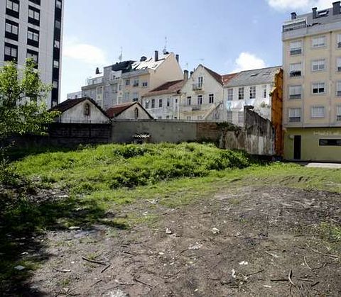 El lugar se encuentra inutilizado y est� rodeado de edificios.