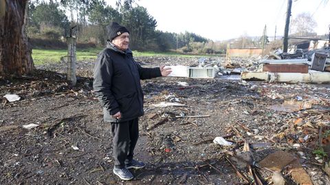 Rafael Garc�a V�zquez, en la parcela municipal de donde dicen los vecinos que salen las ratas.
