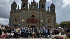 Usuarios de la residencia Nuestra señora de la Esperanza con el director xeral del Maior, Antón Acebedo, y el presidente de la Fundación San Rosendo, José Luis Gavela