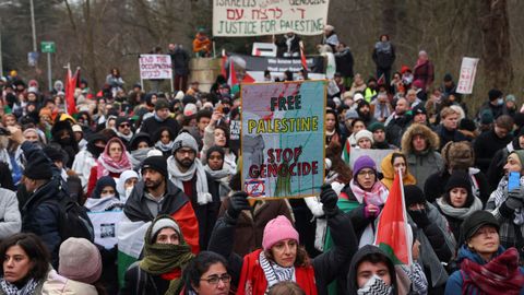 Manifestacin de simpatizantes palestinos, ayer durante la audiencia en La Haya, Pases Bajos.