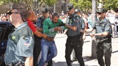 Agentes de la Guardia Civil conducen al parricida de Mora�a al juzgado