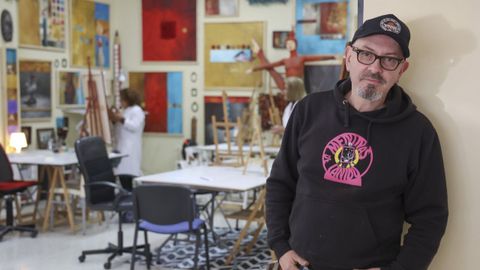 Eduardo, en una imagen de archivo en su estudio, es el autor del libro. 
