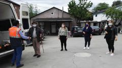 Entrega de alimentos a los habitantes del n�cleo de Toucedo, donde ahora viven 76 personas