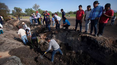 Pobladores de Tlahuililpan participan junto con familiares en la b�squeda de restos de las personas fallecidas en la explosi�n del oleoducto