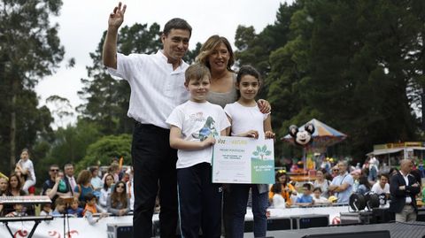 PREMIO VOZ NATURA PONTEVEDRA. La conselleira do Medio Ambiente, Beatriz Mato, entreg el premio a Jess Abel Souto (coordinador) y a los alumnos Martina Rey y Ramn Lago, en representacin del grupo