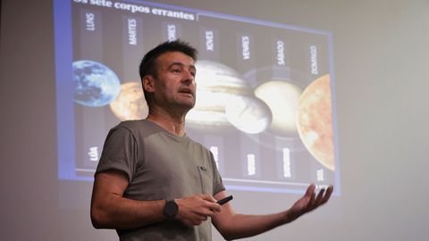 El periodista de La Voz de Galicia, Xavier Fonseca, durante la conferencia sobre el eclipse.