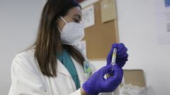 Cristina G�mez Lendoiro, coordinadora de enfermer�a del centro de salud de Monte Alto-Orillamar,  cargando las jeringuillas para iniciar la vacunaci�n
