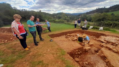 La alcaldesa de Las Regueras, Maria Isabel M�ndez, y el director general de Cultura y Patrimonio, Pablo Le�n,  en la excavaci�n de la villa romana de La Estaca