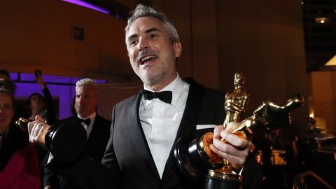 Alfonso Cuar�n, con los tres �scar que gan� por �Roma�, su pel�cula para la plataforma Netflix