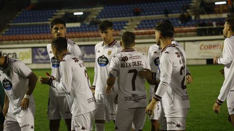 Los jugadores del Pontevedra en el estadio de O Couto.
