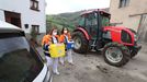 Las enfermeras del hospital Carmen y Severo Ochoa de Cangas del Narcea (Asturias), Lorena Bobes (i) y Vanesa Llanos (d), que forman parte de uno de los dos equipos de vacunaci�n individualizada en domicilio de grandes dependientes y sus cuidadores, se preparan para vacunar contra covid-19 en el comedor de un restaurante del pueblo de Las Mestas, en Cangas del Narcea
