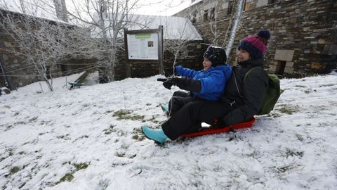 Unas cuantas familias pasaron la maana en O Cebreiro disfrutando de la nieve.