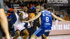 Kingsley Okanu ante uno de los jugadores del Fuenlabrada
