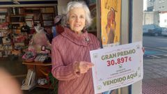 Isabel Dom&iacute;nguez delante de su establecimiento en O Pi&ntilde;eiri&ntilde;o.