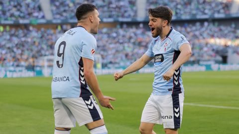 Ferran Jutgl� celebra su gol en el Betis-Celta junto a Sergio Carreira.