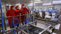 El delegado territorial de la Xunta en Pontevedra, Luis L�pez, a la derecha de la foto, visit� las instalaciones de Cabomar