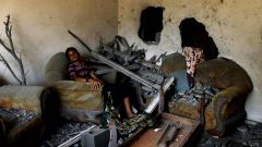Un ni�o palestino observa las ruinas en las que se ha convertido su casa tras los ataque israel�es
