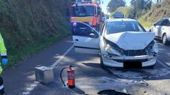 Imagen de uno de los tres veh&iacute;culos siniestrados en la PO-548 en direcci&oacute;n Catoira a la altura de los sem&aacute;foros de Bamio.