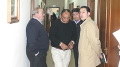 A la izquierda, Ram�n Barcia Abad, en la cofrad�a, con dirigentes del sector pesquero burelense en febrero del 2005, tras el naufragio del Siempre Casina