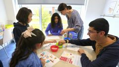 Presentaci�n del segundo curso de la Neuroescuela del HULA en la planta de Pediatr�a. En la imagen, Silvia Gil, especialista en pedagog�a terap�utica, con algunos de los escolares.