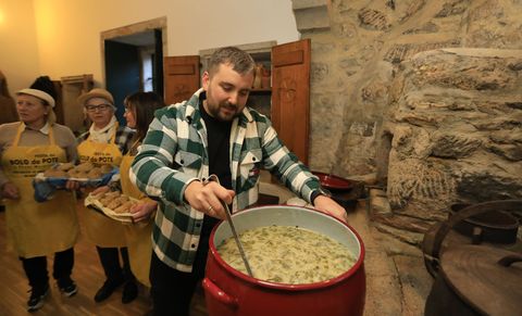 O coci�eiro con 1 Estrella Michel�n �scar Vidal, preparando o caldo de gloria na casa museo de Rosal�a de Castro. 23/02/2023