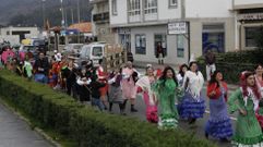 Desfile de comparsas por Corcubin, hai xa ben anos 