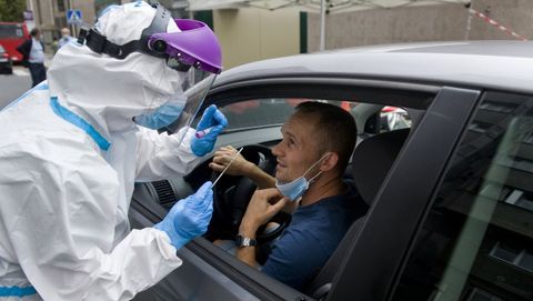 Prueba PCR del cooronavirus en el autocovid del Ventorrillo, en A Coruña