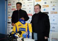 <span lang= es-es >Firvi, a la derecha, en la presentaci�n del jugador Indiao que contrat� en enero de 2006 para su club de f�tbol sala, el Barcel Euro que acab� desapareciendo. </span>