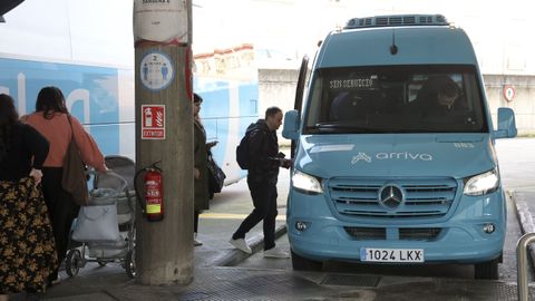 Viajeros subiendo este martes al bus de las 10.30, que va por carretera y tarda dos horas y cuarto en llegar a Lugo