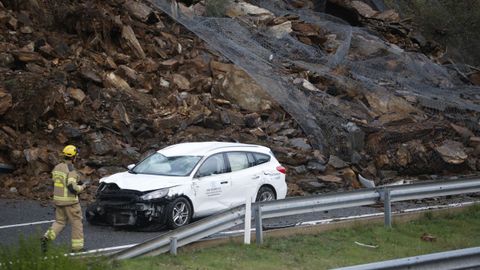 El desprendimiento de tierras arrastr un coche, pero el conductor sali ileso