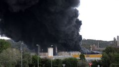 Una voluminosa columna de humo negro visible desde todo el arco de la bah�a de Algeciras generada por un incendio en la planta qu�mica