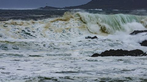 Oleaje en Cabana con alerta amarilla, en imagen de archivo 