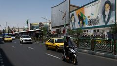 Un mural que representa al difunto l�der de la Revoluci�n Isl�mica, el ayatol� Ruhollah Jomeini, y al difunto l�der supremo de Ir�n, el ayatol� Al� Jam�nei.