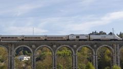 Un Alvia saliendo de Lugo por el viaducto de A Chanca