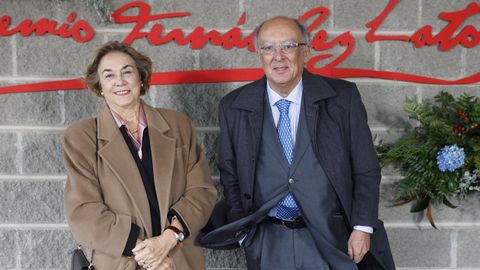 El premiado Fernando González Laxe, catedrático de Economía, junto a su esposa, Rosa Liaño, a la entrada del Museo de La Voz