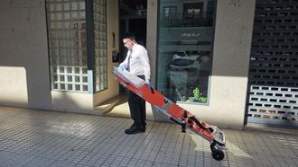 Un empleado de la funeraria acude a recoger el cuerpo de la mujer, en Ponteareas