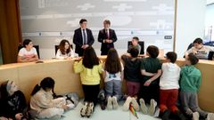 El conselleiro de Facenda, Miguel Corgos, en el centro, acompaado de Jos Mara Barreiro, director xeral de Simplificacin Administrativa e do Patrimonio, recibi a los alumnos delCEIP Monte dos Postes en la sala de Consello da Xunta.